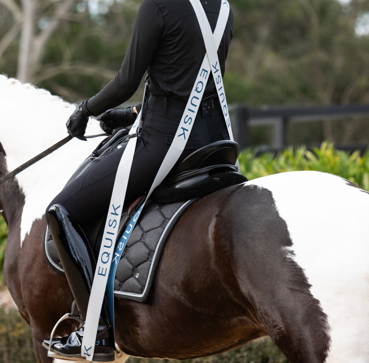 Drei kraftvolle Reitübungen, die Ihnen helfen, die Fersen unten zu halten